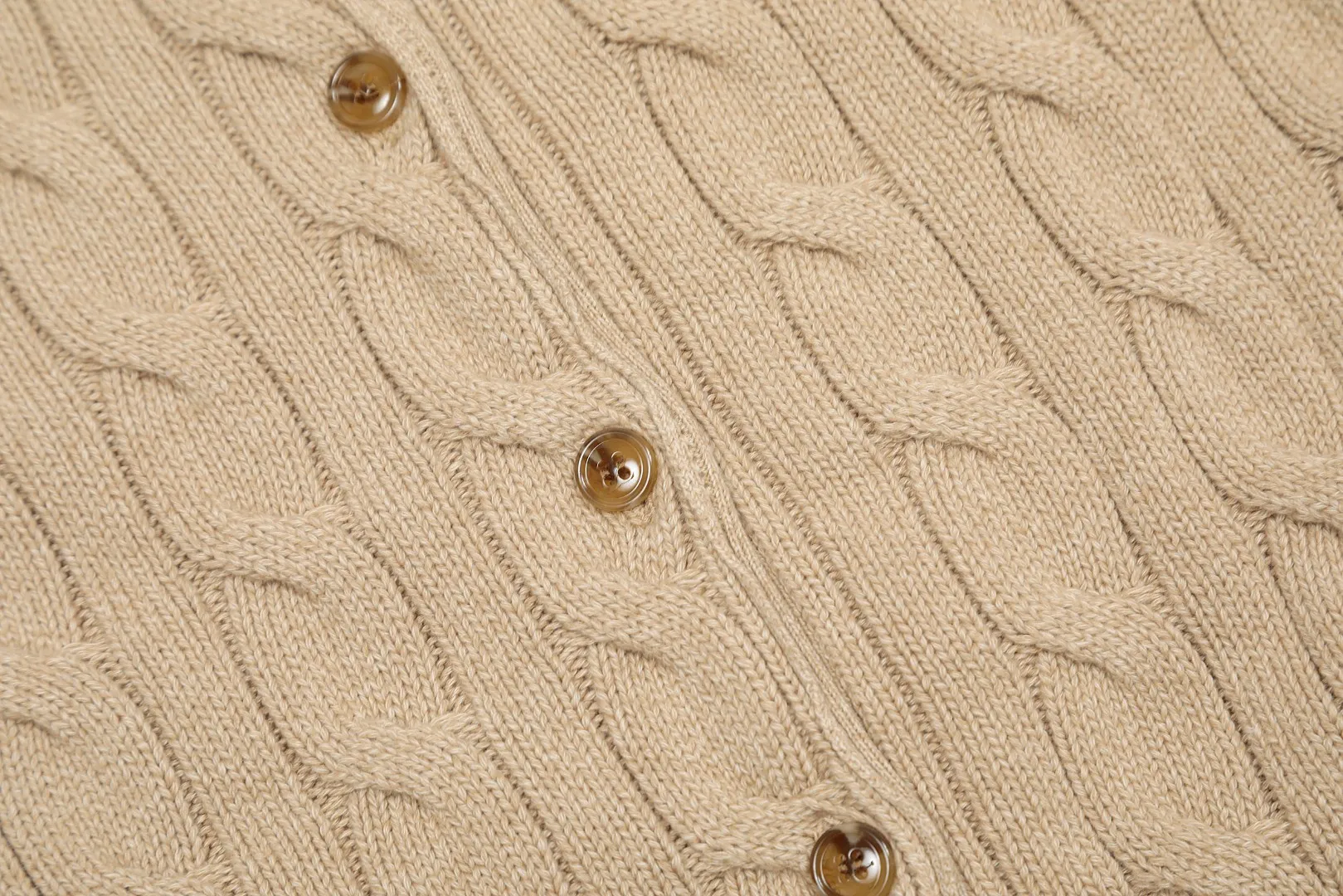 VIVI127 vivienne west wood Pay attention to the three-color splicing thread, Queen Mother West, Vivian, heavy twist twist rope craft classic cardigan, knitted sweater wool, 2024 autumn latest style. Highlight one: 24 latest three-color splicing thread. Up close, there is a gradient effect. Three kinds of same-color and different-color floral threads are interlaced and spliced to make it more advanced and more selling points. Highlight two: 30% wool content. It is blended with sheep wool and has high quality. Anti-pilling technology, not easy to pill. 2.3: Popular version, the upper body is slimmer and not picky. 2.4: JD Maillard autumn and winter color matching. The color matching is very mysterious and atmospheric. Compared with popular styles, it is more special. Size: S -M- L. Color: Three-color purple, three-color brown and orange, three-color coffee.